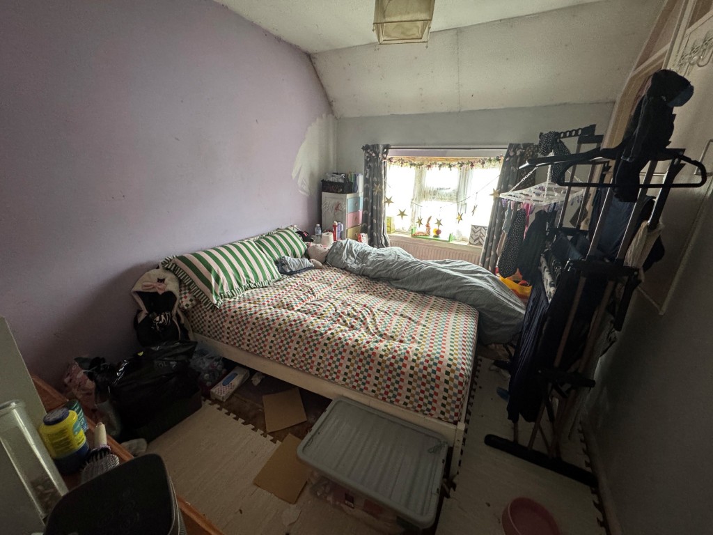 Lot: 164 - TWO-BEDROOM END-TERRACE HOUSE FOR REFURBISHMENT - Bedroom 1
